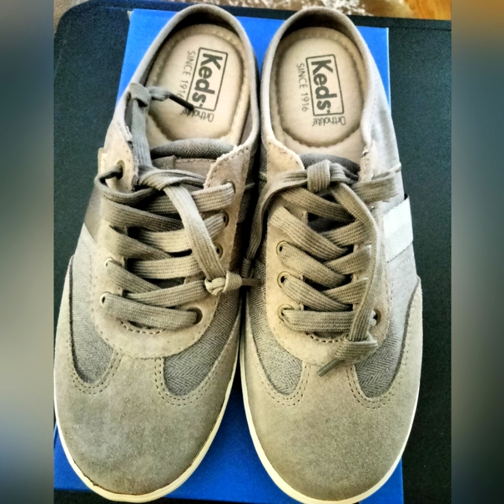 Tennis shoes